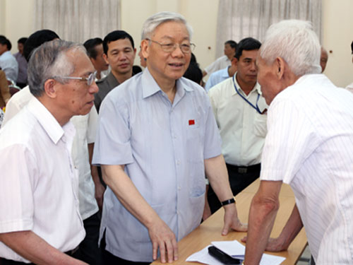 Bức x&uacute;c v&igrave; t&agrave;i sản kếch x&ugrave; của quan chức nghỉ hưu