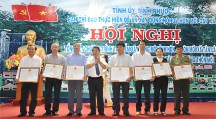 Tổng kết chương tr&igrave;nh th&iacute; điểm x&acirc;y dựng m&ocirc; h&igrave;nh n&ocirc;ng th&ocirc;n mới v&agrave; lễ ph&aacute;t động phong tr&agrave;o &ldquo;To&agrave;n tỉnh chung sức x&acirc;y dựng n&ocirc;ng th&ocirc;n mới&rdquo;