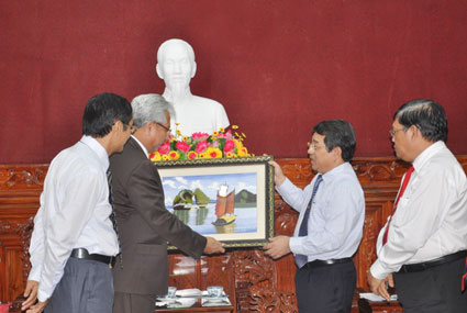 T&ocirc;̉ng lãnh sự quán Indonesia thăm và làm vi&ecirc;̣c tại Bình Phước