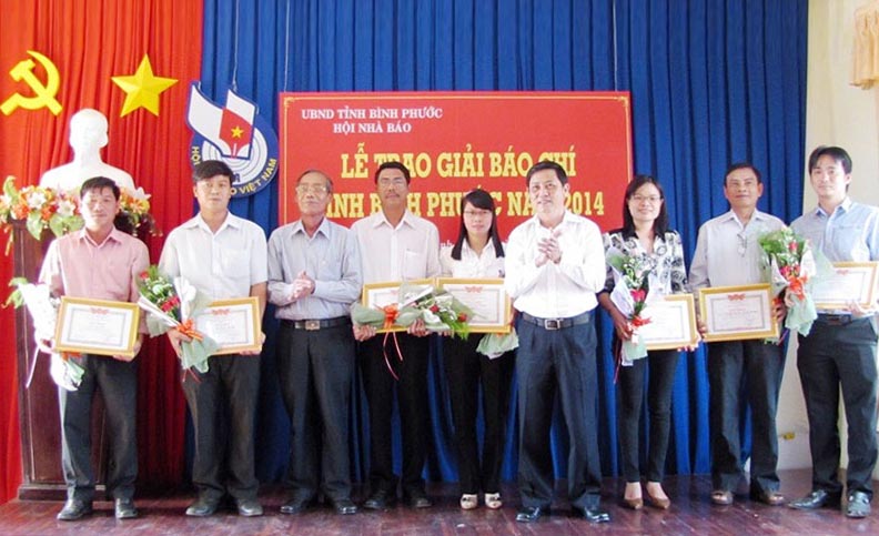 35 t&aacute;c phẩm đoạt giải b&aacute;o ch&iacute; tỉnh năm 2013