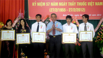 B&igrave;nh Phước: Hai b&aacute;c sĩ được phong tặng danh hiệu Thầy thuốc Ưu t&uacute;