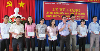 74 học viên hoàn thành chương trình bồi dưỡng kiến thức quản lý Nhà nước ngạch chuyên viên