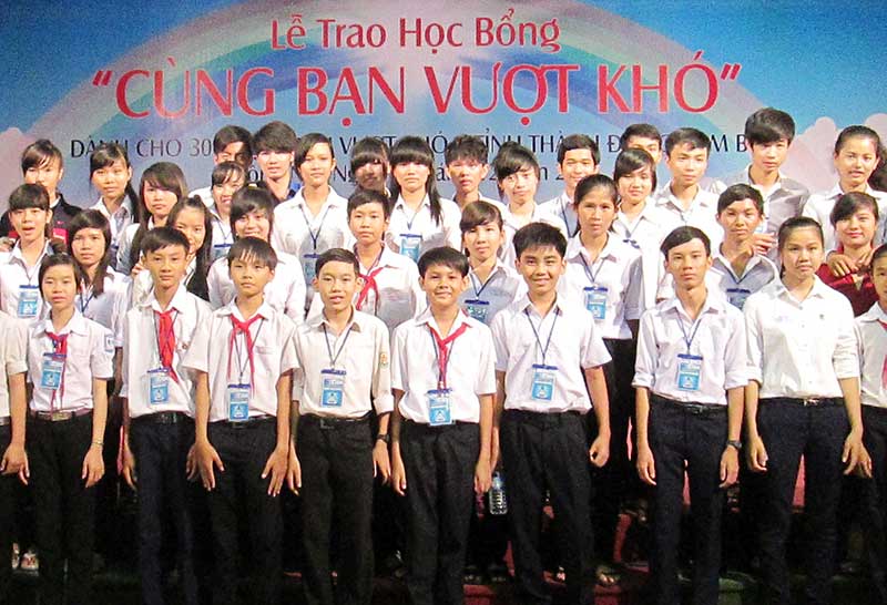 44 học sinh và 3 giáo viên được nhận học bổng “Cùng bạn vượt khó”