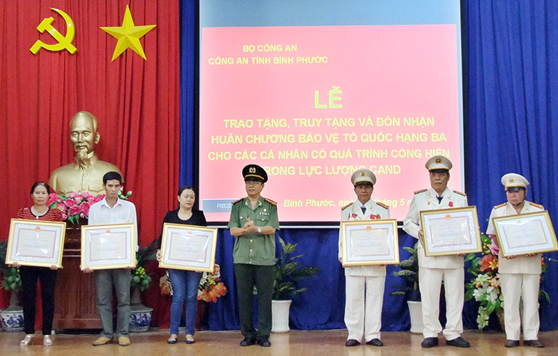 6 c&aacute; nh&acirc;n được trao Hu&acirc;n chương Bảo vệ Tổ quốc