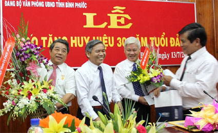L&atilde;nh đạo UBND tỉnh nhận huy hiệu 30 năm tuổi đảng
