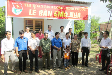 Thị đoàn Bình Long: Tặng nhà tình thương cho gia đình nhiễm HIV 