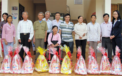 Báo Bình Phước tặng quà tết cho nạn nhân chất độc da cam, cựu chiến binh nghèo