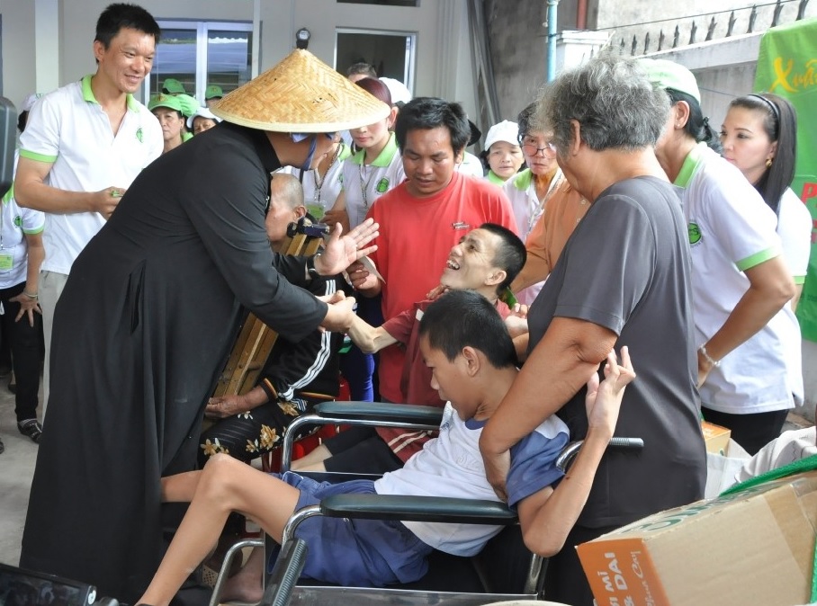 600 người ngh&egrave;o, người m&ugrave;, người t&agrave;n tật được tặng qu&agrave; tết