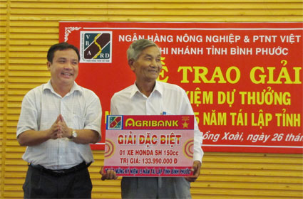 Agribank Bình Phước trao giải tiền gửi tiết kiệm dự thưởng