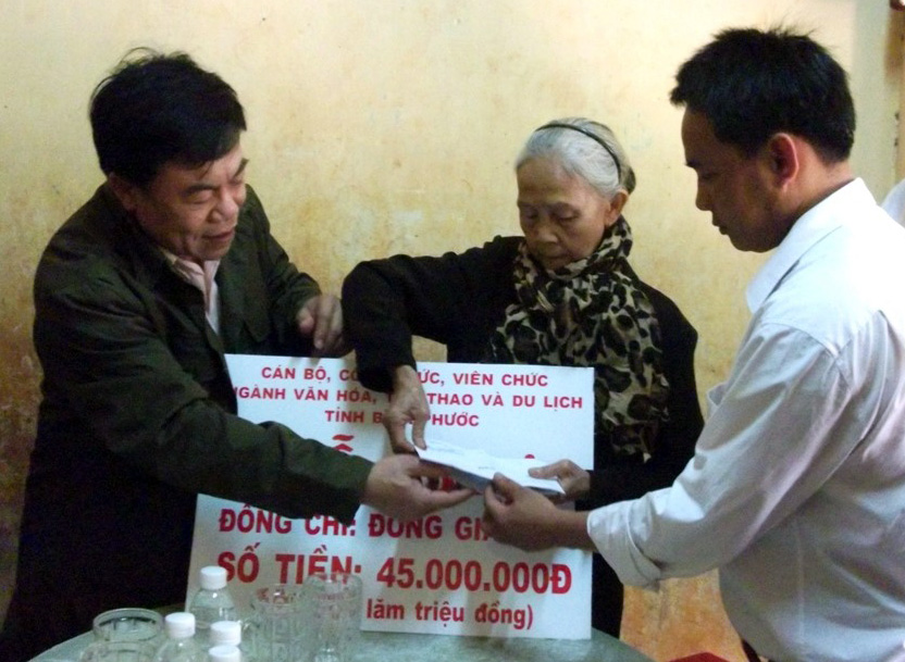 Tặng 52 triệu đồng cho gia đ&igrave;nh cán b&ocirc;̣ văn hóa