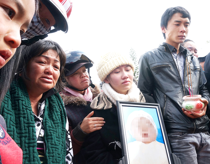 Trẻ tử vong sau tiêm văcxin: Bao giờ mới hết “huề”?