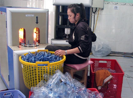 Trình diễn kỹ thuật sản xuất sản phẩm từ nhựa tái sinh