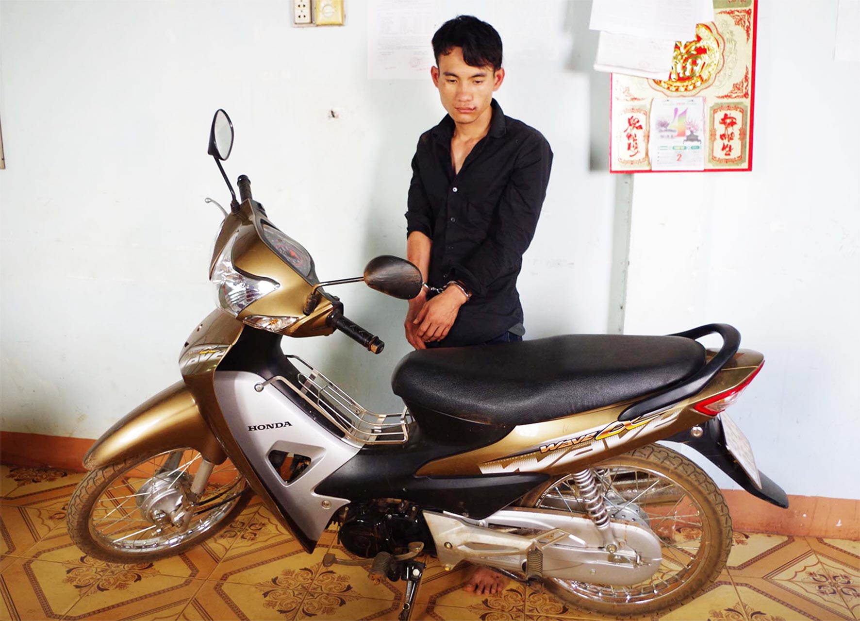 Nh&acirc;n d&acirc;n bắt &ldquo;đ&aacute; n&oacute;ng&rdquo; xe m&aacute;y