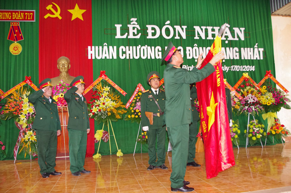 Trung đo&agrave;n 717 đ&oacute;n nhận Hu&acirc;n chương Lao động hạng Nhất