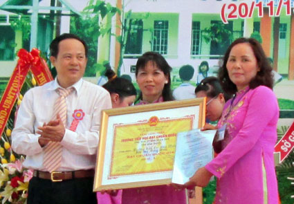 Trường Tiểu học Tiến Hưng B đón nhận danh hiệu trường chuẩn quốc gia