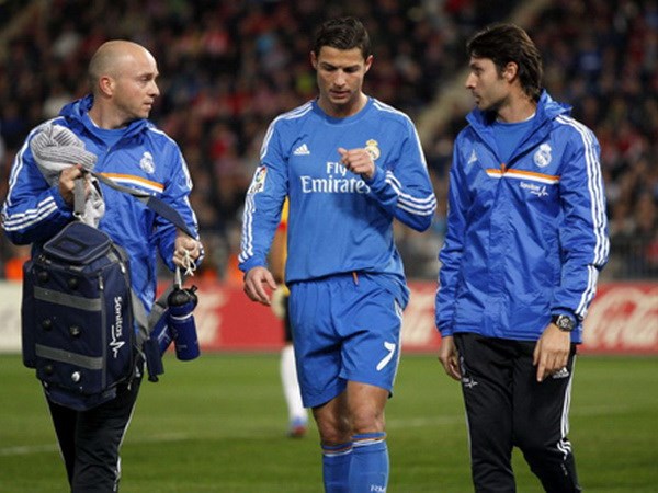 Tin tối 25-11: Huyền thoại M.U qua đời, Real lo cho Ronaldo
