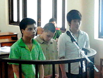 Nh&acirc;̣n án tử hình vì&hellip; thương ti&ecirc;́p vi&ecirc;n bị ép u&ocirc;́ng bia