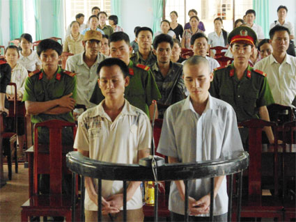 Tòa án nhân dân thị xã Đồng Xoài tổ chức xét xử lưu động hai vụ án hình sự