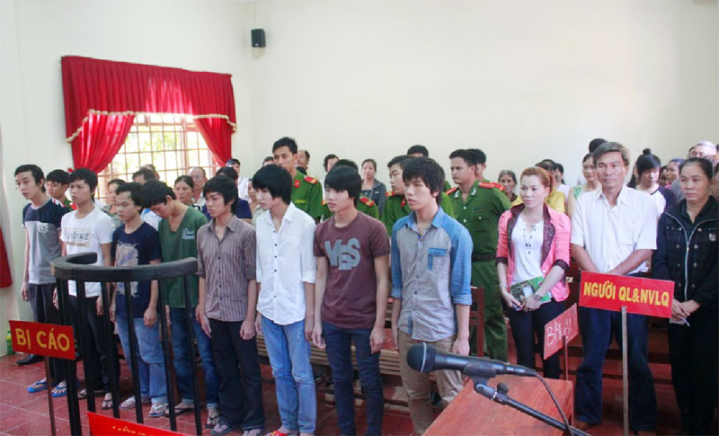 Nh&oacute;m c&ocirc;n đồ đ&aacute;nh chết một học sinh l&atilde;nh &aacute;n 31 năm 6 th&aacute;ng t&ugrave;