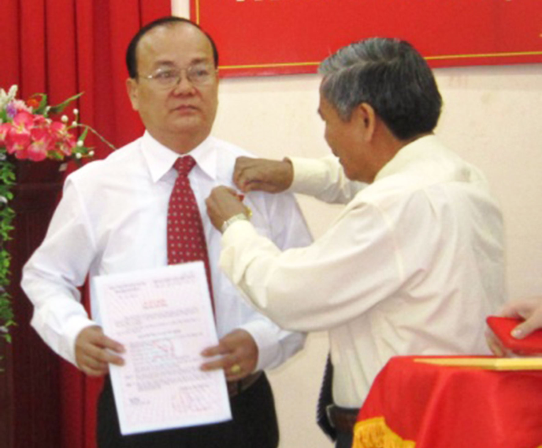 Ph&oacute; chủ tịch HĐND tỉnh Nguyễn Văn Năm nh&acirc;̣n huy hiệu 40 năm tuổi đảng