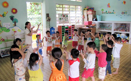 Tự ph&ecirc; b&igrave;nh v&agrave; ph&ecirc; b&igrave;nh thẳng thắn, kh&ocirc;ng n&eacute; tr&aacute;nh, đ&ugrave;n đẩy tr&aacute;ch nhiệm