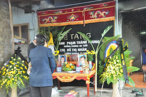 Đau lòng bé gái bỏng nặng do cha đâm mẹ rồi tự thiêu