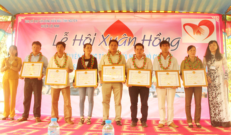 Tuy&ecirc;n dương 157 tập thể, c&aacute; nh&acirc;n điển h&igrave;nh hiến m&aacute;u