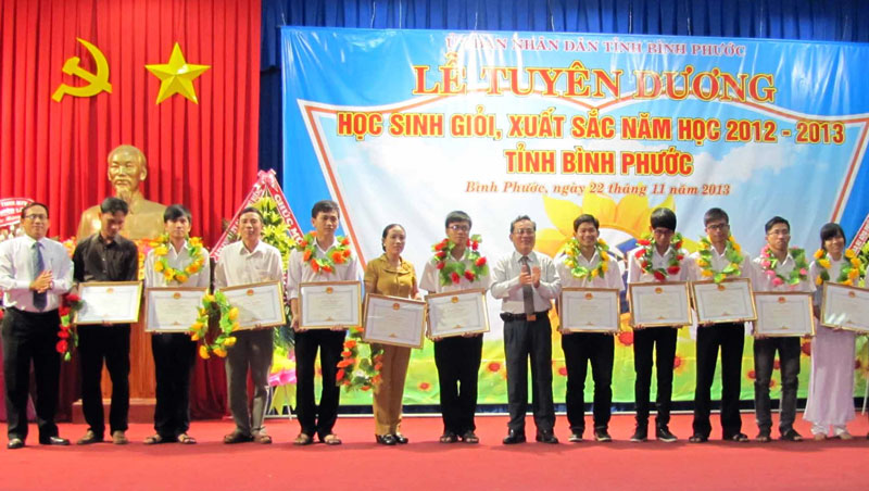 100 học sinh giỏi, xuất sắc được tuyên dương