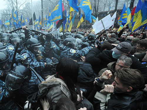 Video màn hỗn chiến của cảnh sát Ukraine và người biểu tình