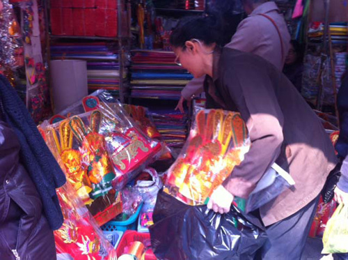 Sắm vàng mã tiễn ông Công, ông Táo