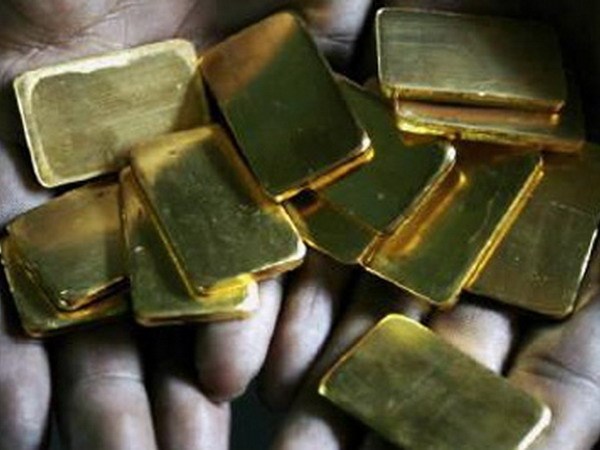 Phát hiện 12 thỏi vàng trong bụng doanh nhân Ấn Độ