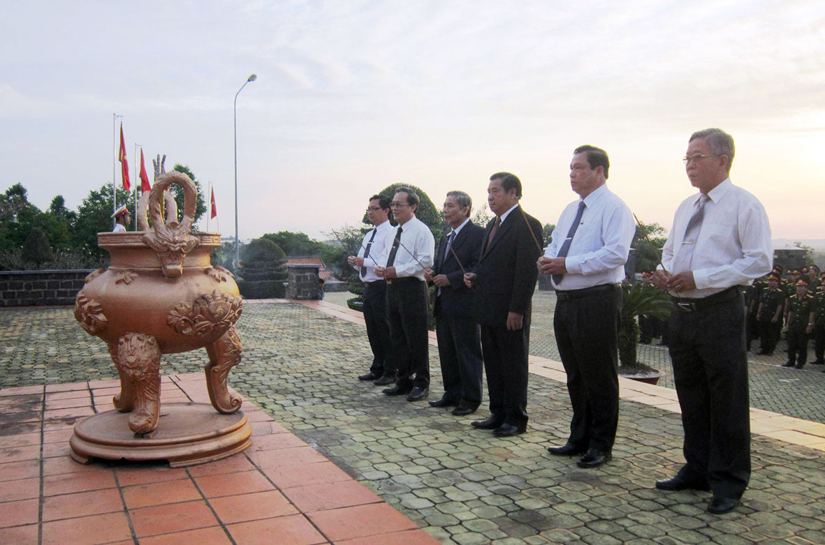 Viếng nghĩa trang liệt sỹ nh&acirc;n ng&agrave;y th&agrave;nh lập qu&acirc;n đội nh&acirc;n d&acirc;n Việt Nam