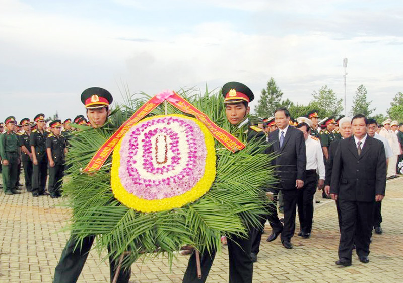 C&aacute;n bộ v&agrave; nh&acirc;n d&acirc;n long trọng viếng nghĩa trang liệt sĩ nh&acirc;n dịp 30-4 v&agrave; 1-5