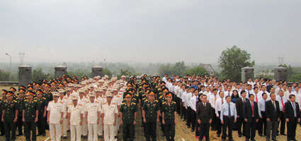 Viếng nghĩa trang liệt sĩ kỷ niệm 82 năm Ng&agrave;y th&agrave;nh lập Đảng Cộng sản Việt Nam 