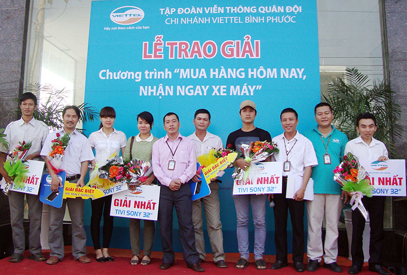 Chi nhánh Viettel Bình Phước trao nhiều giải thưởng giá trị cao 