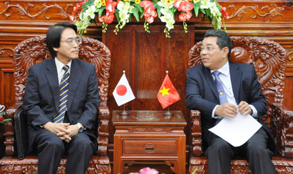 T&ocirc;̉ng lãnh sự quán Nh&acirc;̣t Bản Hida Harumitsu thăm và làm vi&ecirc;̣c tại Bình Phước