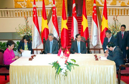 Thiết lập quan hệ đối t&aacute;c chiến lược Việt Nam - Singapore