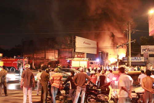 Cửa hàng xe máy cháy rụi trong đêm