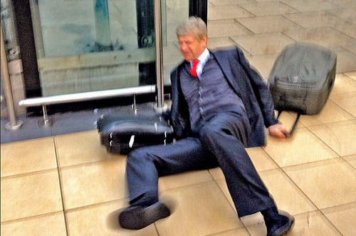 HLV Wenger trượt ngã, giấc mơ vô địch của Arsenal tan tành