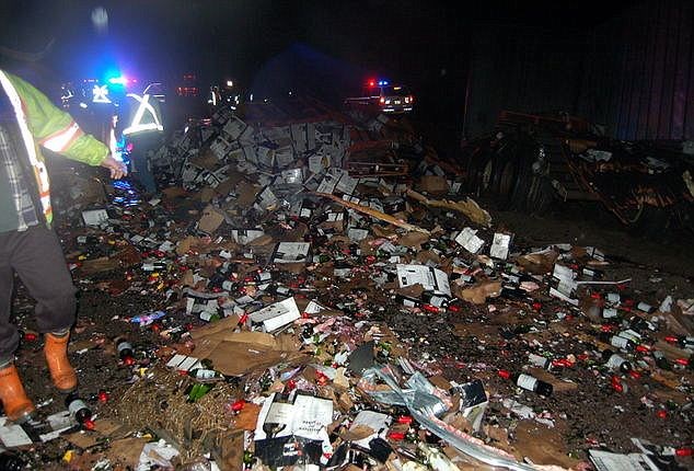 Cả ngàn chai rượu vang đổ xuống đường, không có "hôi của"