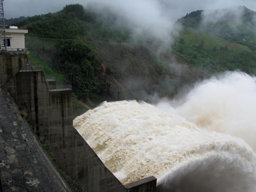 Nhấn chìm cả thị xã vẫn 'đúng quy trình'!