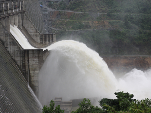 15 thủy điện ở miền Trung - Tây nguyên đồng loạt xả lũ