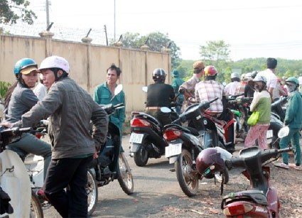 M&ocirc;̣t phụ nữ ch&ecirc;́t b&ecirc;n đường chưa rõ nguy&ecirc;n nh&acirc;n