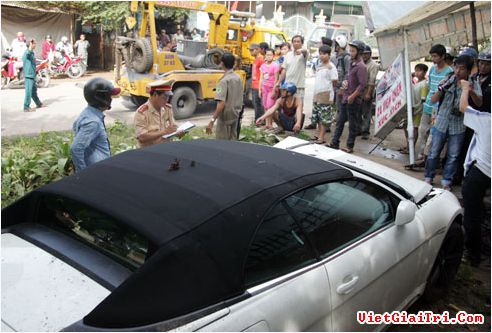 &ldquo;Xe đi&ecirc;n&rdquo; đ&acirc;m thẳng v&agrave;o nh&agrave; d&acirc;n l&agrave;m một người tử vong