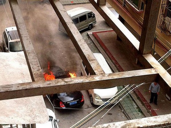 Một người đàn ông định thiêu chết bạn gái đang có mang