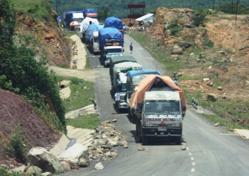 Vụ hàng trăm xe gỗ quá tải nằm tại cửa khẩu La Lay: Tiến thoái lưỡng nan