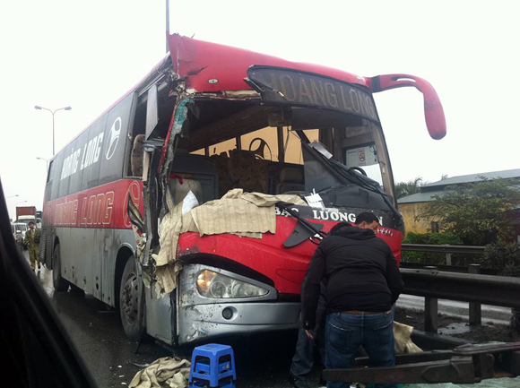 Đua tranh giành khách, hai xe 45 chỗ gây tai nạn nghiêm trọng trên quốc lộ 5