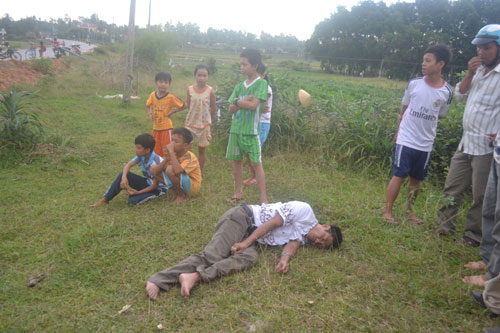 Khiếp vía cảnh tài xế say xỉn vừa ngủ gục vừa lái xe chữ chi trên đường