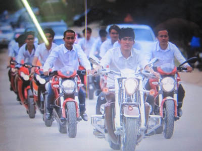 Truy tìm dàn mô tô 'khủng' nghênh ngang rước dâu trên đường