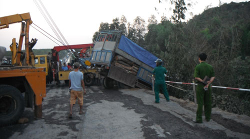 Xe tải đâm nhau rơi đèo Mẹ Bồng Con, 2 người chết